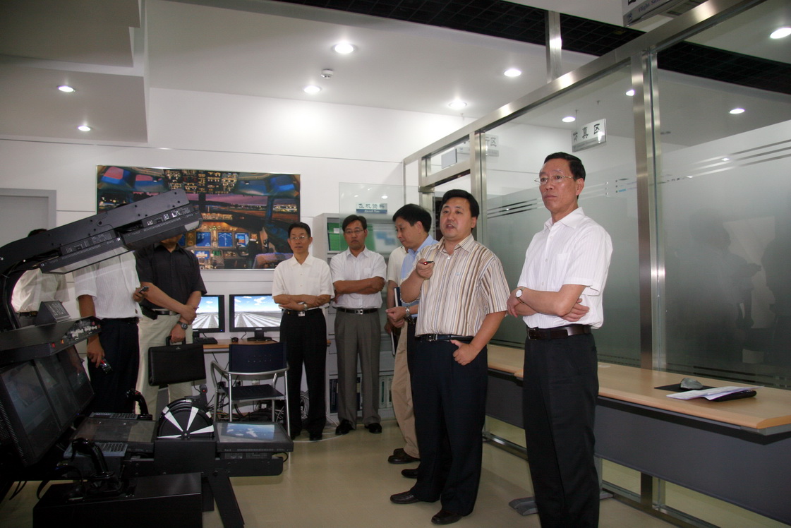 中心领导对基于虚拟现实技术的飞行运行与安全实验平台一期建设工作进行检查-2